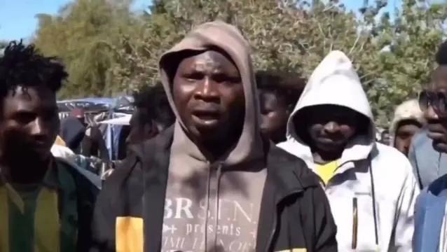 非洲男的愿望！镜头前这名非洲移民毫不掩饰内心真实想法，当众坦言远赴英国的全