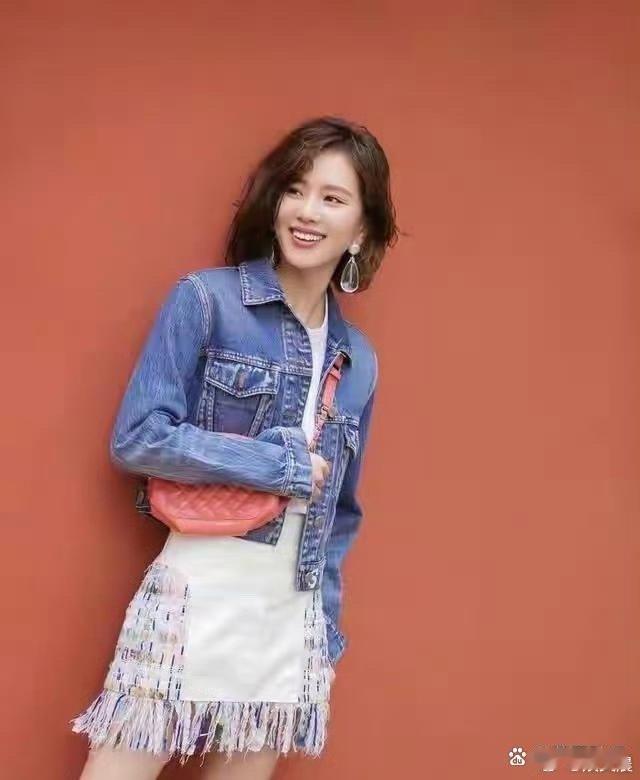 刘诗诗换了微卷短发后变化也太大了！搭配简约牛仔外套，又美又纯的气质扑面而来，第一