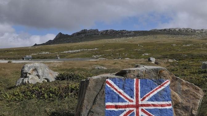 撒切尔夫人刚当上英国首相的时候，其实是想把福克兰群岛（即马岛）主权还给阿根廷的。