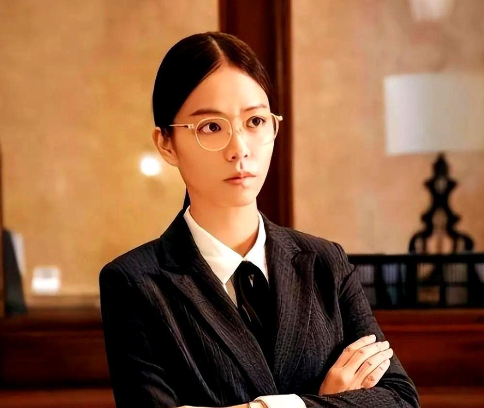 沈腾当众把新女主怼到脸色发白。发布会现场，他侧身避开搭档，直接盯着对方问：你耍的