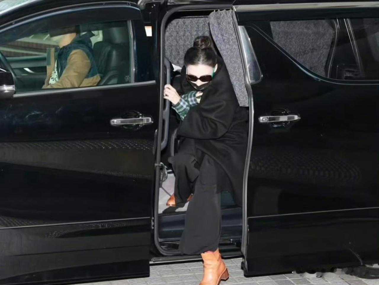 12月11日，张柏芝这哪里是出庭，分明是出街，墨镜口罩黑大衣，不知道内情的网友，