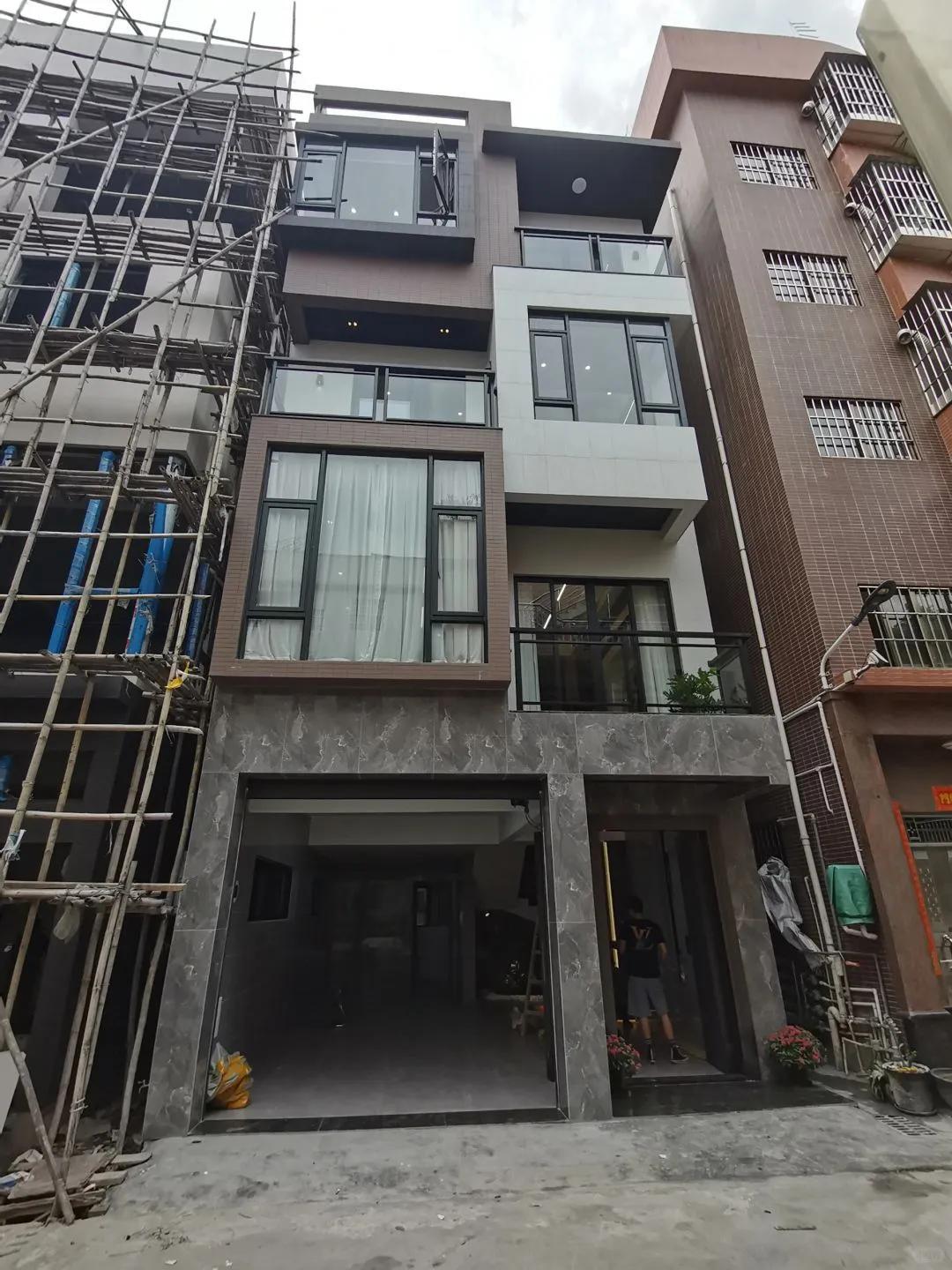 广东一男子花费300W，盖的四层自建房，外观高级，室内奢华，让人羡慕！这是1栋