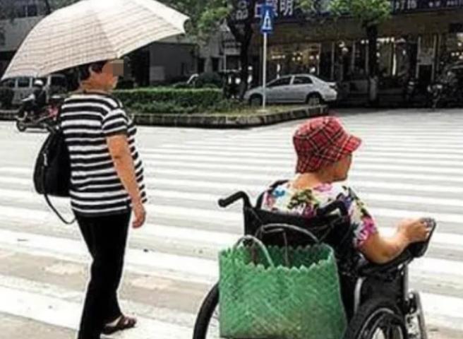 2019年3月湖南株洲，89岁老太过马路，向11岁男孩喊道：帮忙推我过马路，男孩