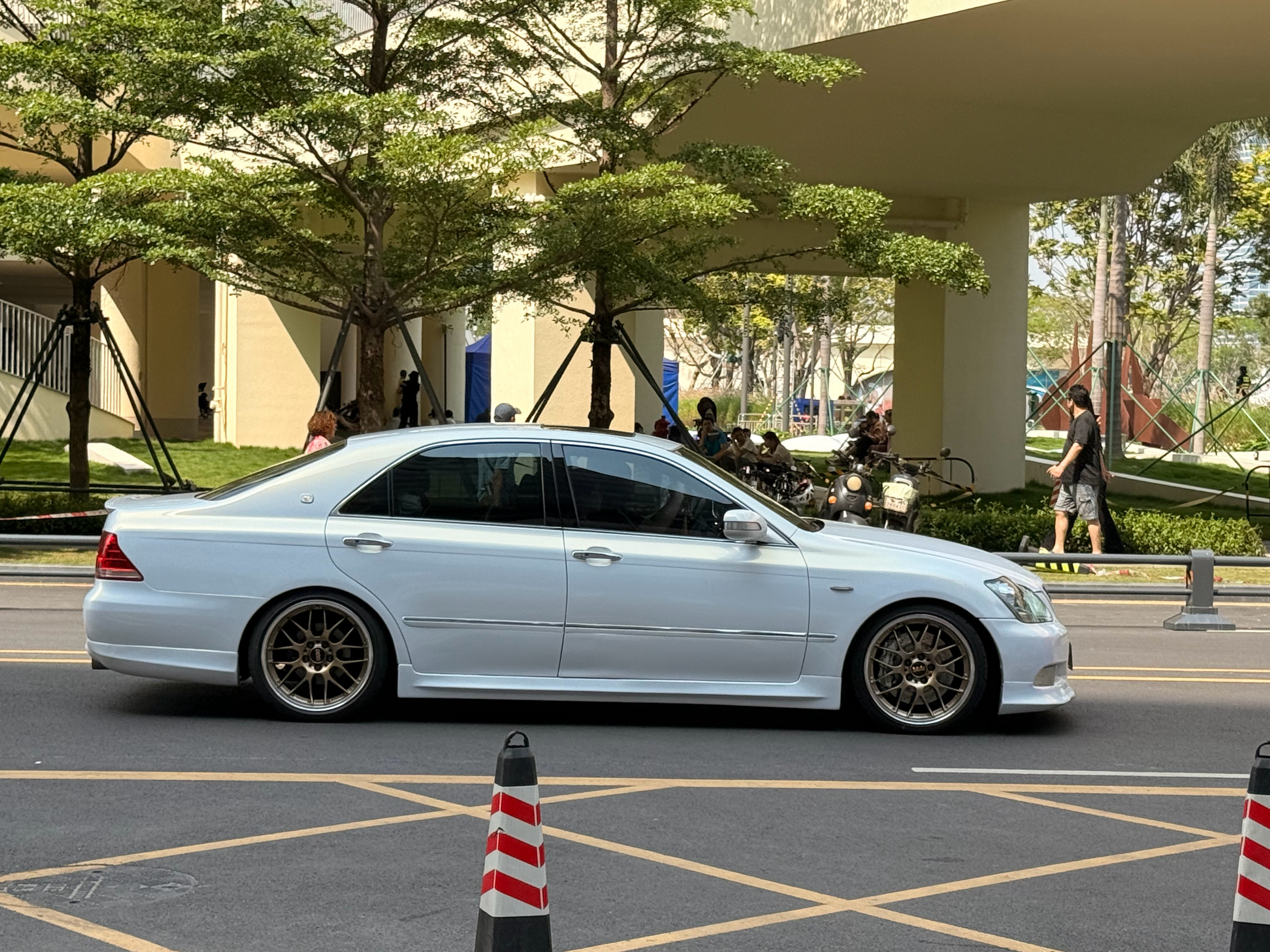 又见一台12代皇冠改得也好好看C柱到车尾的部分特别修长真好看汽场全开​​