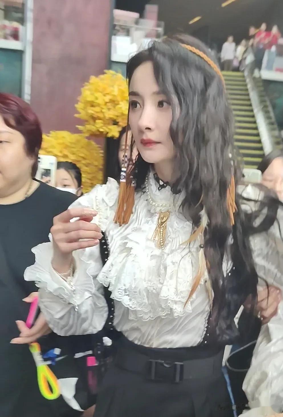 杨幂算不上美女吧，总觉得她的鼻子和嘴特别奇怪。