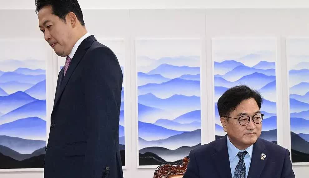 9月2日，韩国国民力量党党首张东赫在特检组搜查该党院内代表办公室，他向议长禹元植
