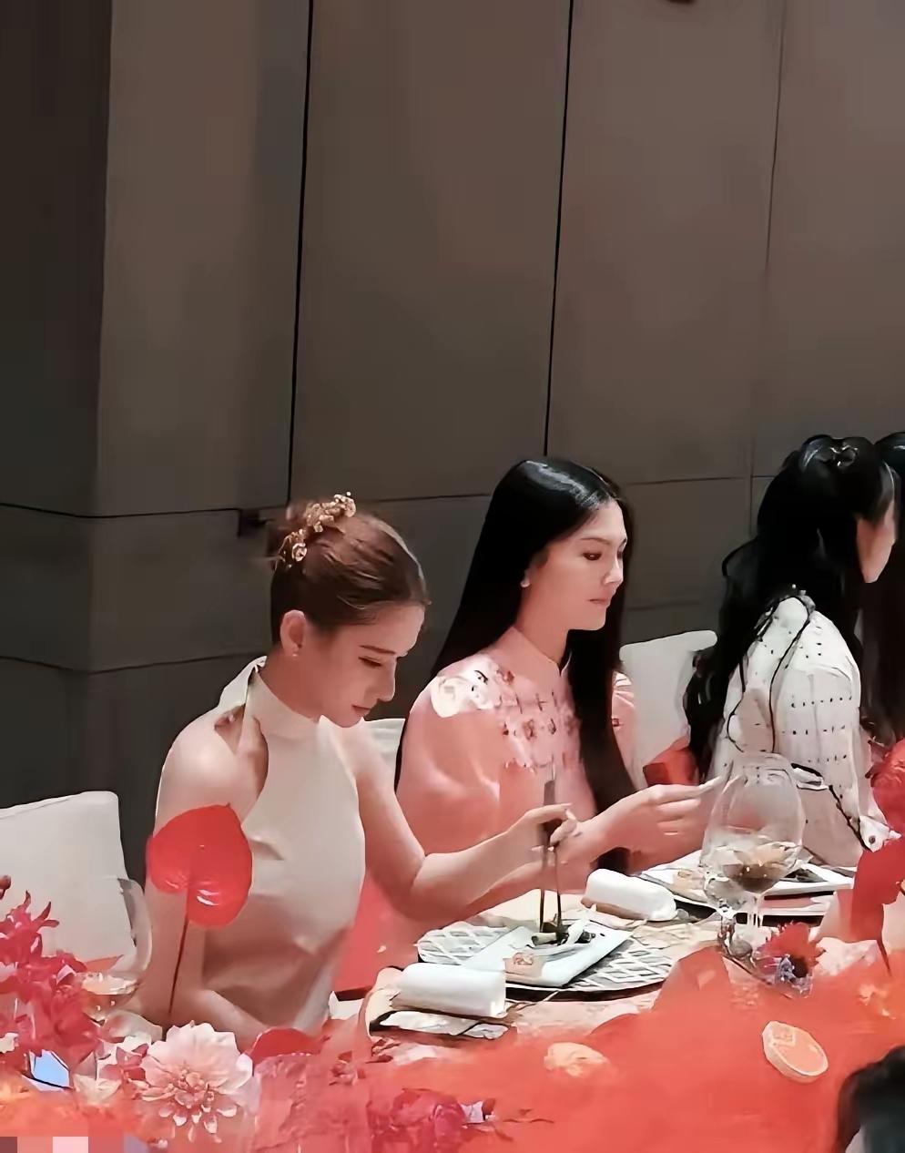 笑不活了家人们！王诗龄买单还得乖乖掏黑卡刷卡，何超莲更绝，签个名就把单买了。晚宴