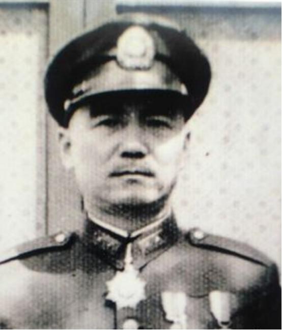 1949年，国军30军军长鲁崇义准备起义，但参谋长何沧浪听完，却红着脸，说：“军