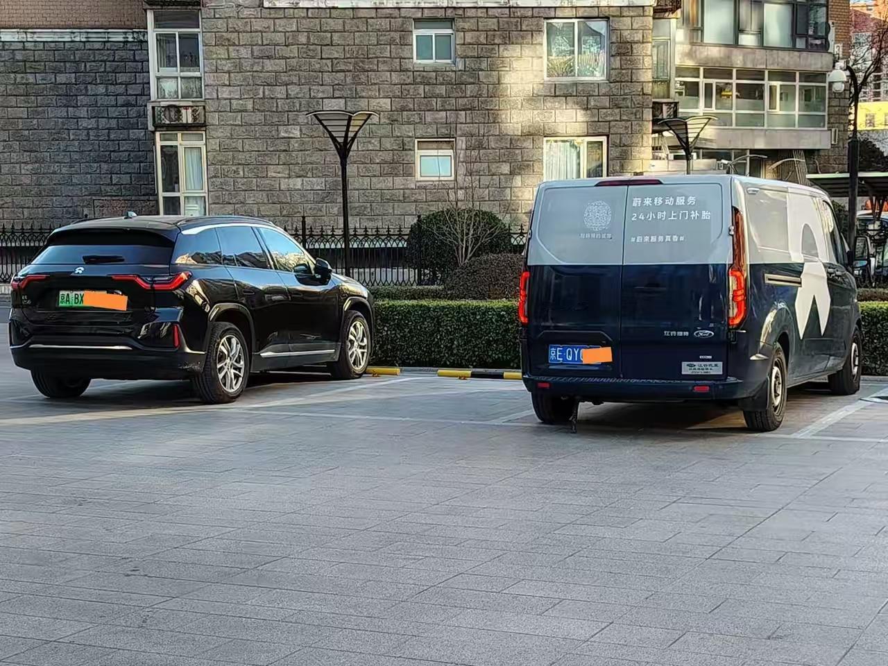 意外发现了个很有意思的事情，蔚来汽车的服务车居然是燃油车。这辆车应该是专门帮蔚