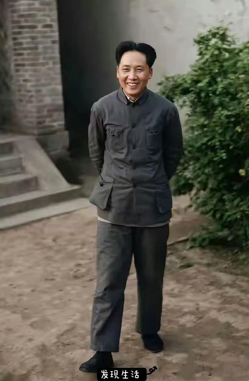 延安的窑洞前，教员一抹从容、自信的微笑，成了那个艰苦岁月里最鼓舞人心的画面。