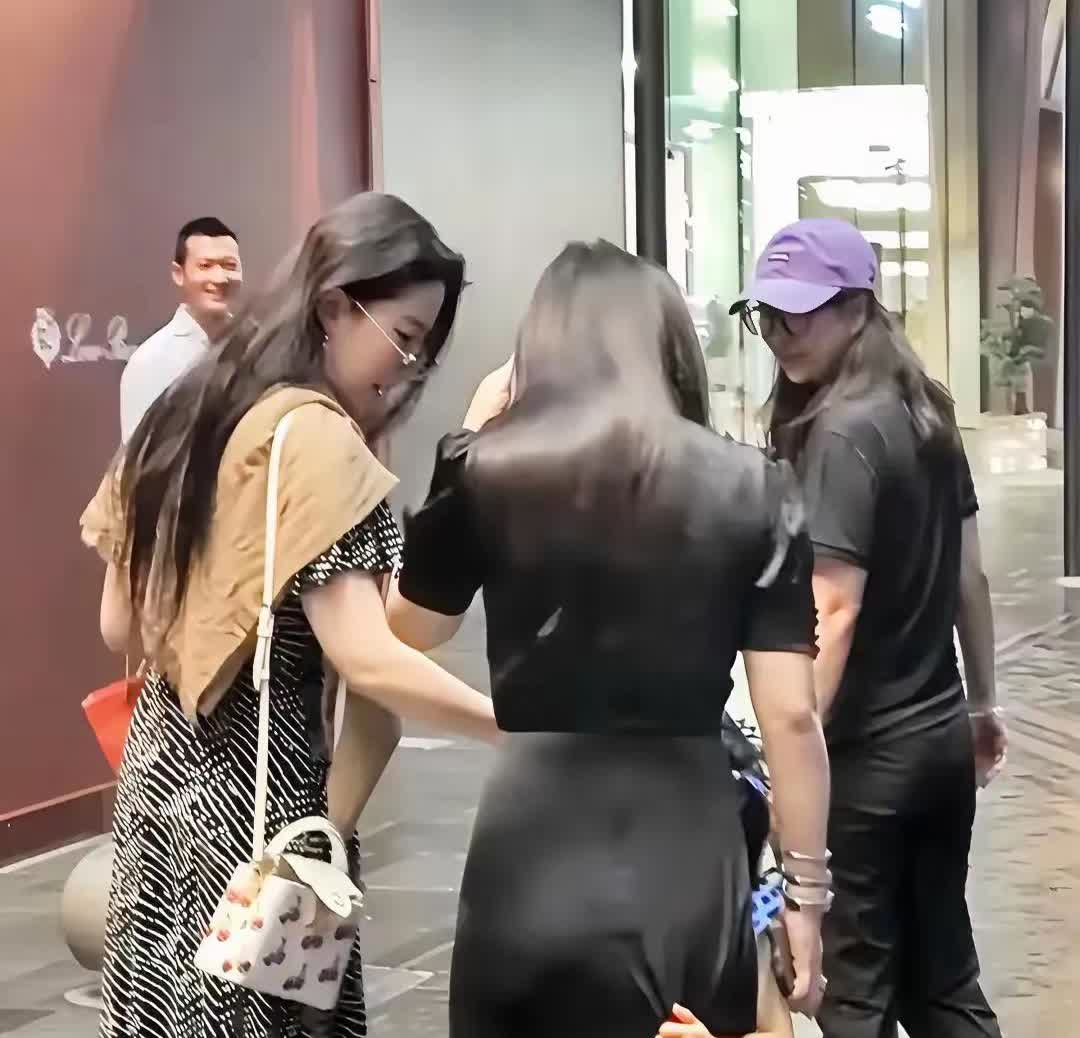 刘亦菲那条常年不离身的披肩，最近被好多人扒出来了——别以为是造型小心机，这背后藏