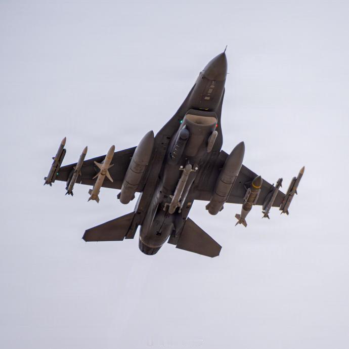 空袭伊朗的F-16CJ战机挂载。“愤怒的小猫”电子战吊舱（能实时学习雷达信号并反