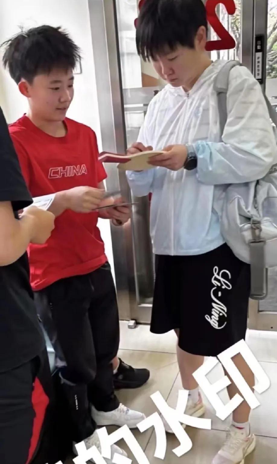 这是新鲜的莎莎呀，和邱指导在体总一起吃饭，原来莎莎在体育总局训练了，还一直以为莎