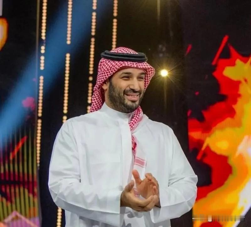 沙特这波操作可以说是相当的聪明，25艘超大型油轮集体改道，选择不经过霍尔木兹海