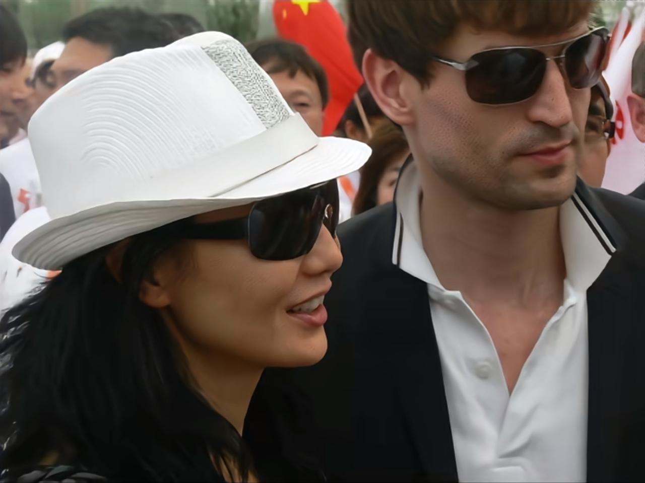 2008年，张曼玉与德国男友一起来北京观看奥运会开幕式。两个人戴着黑色墨镜现