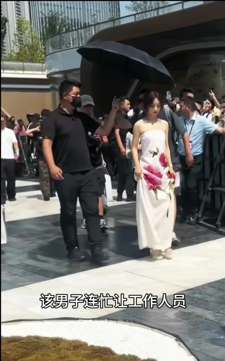 细节见人品呀！那天丽颖成都的线下活动，又热又晒，工作人员要给她打伞，却挡开拒绝了