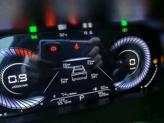 最新油耗上架第一箱油，正常上下班全程无高速，不吹不黑，直接上图不过音响确实—嗯