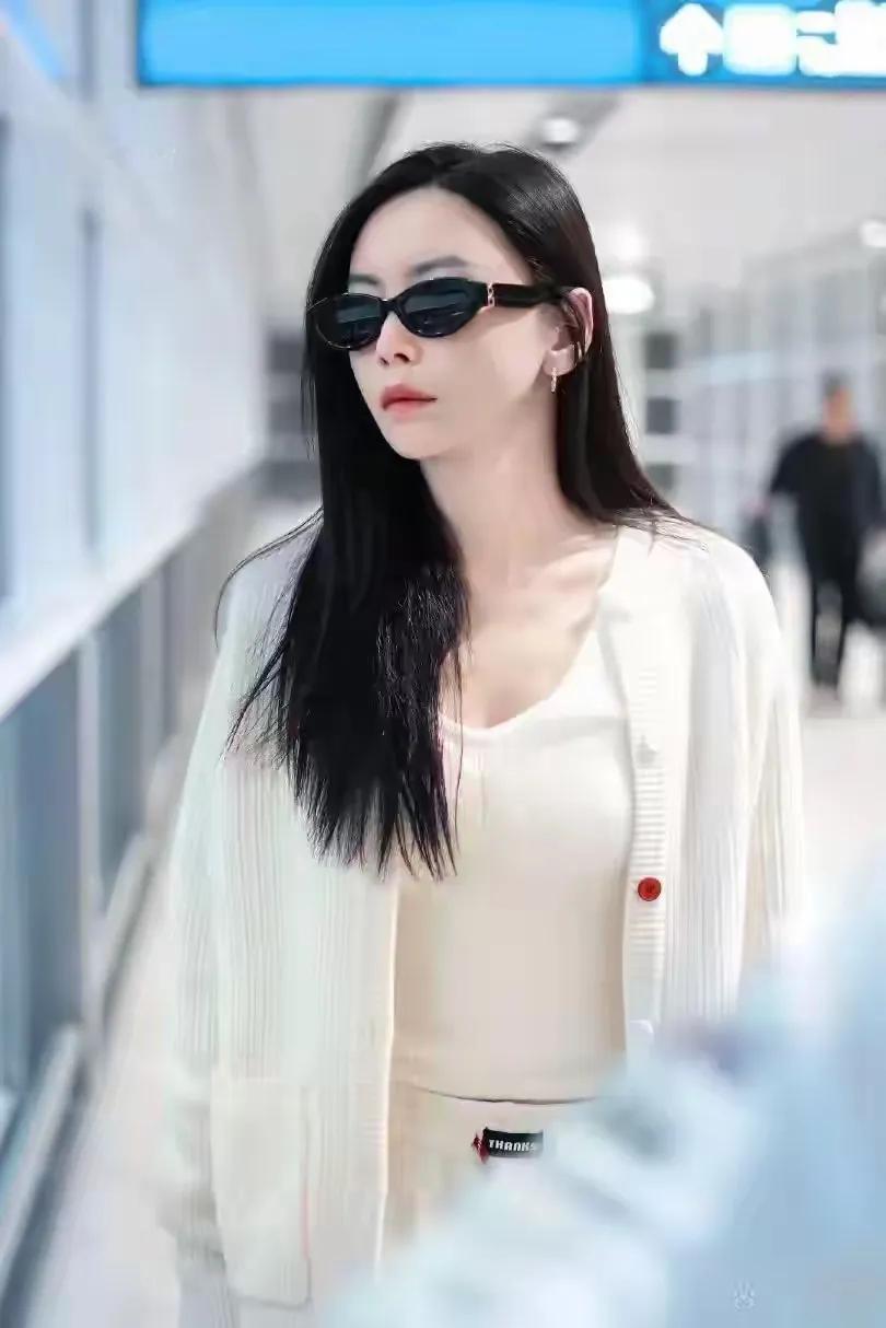 别再跟风买大牌了！于文文这套“零难度”穿搭才是真顶流！一件白针织开衫+背心+直