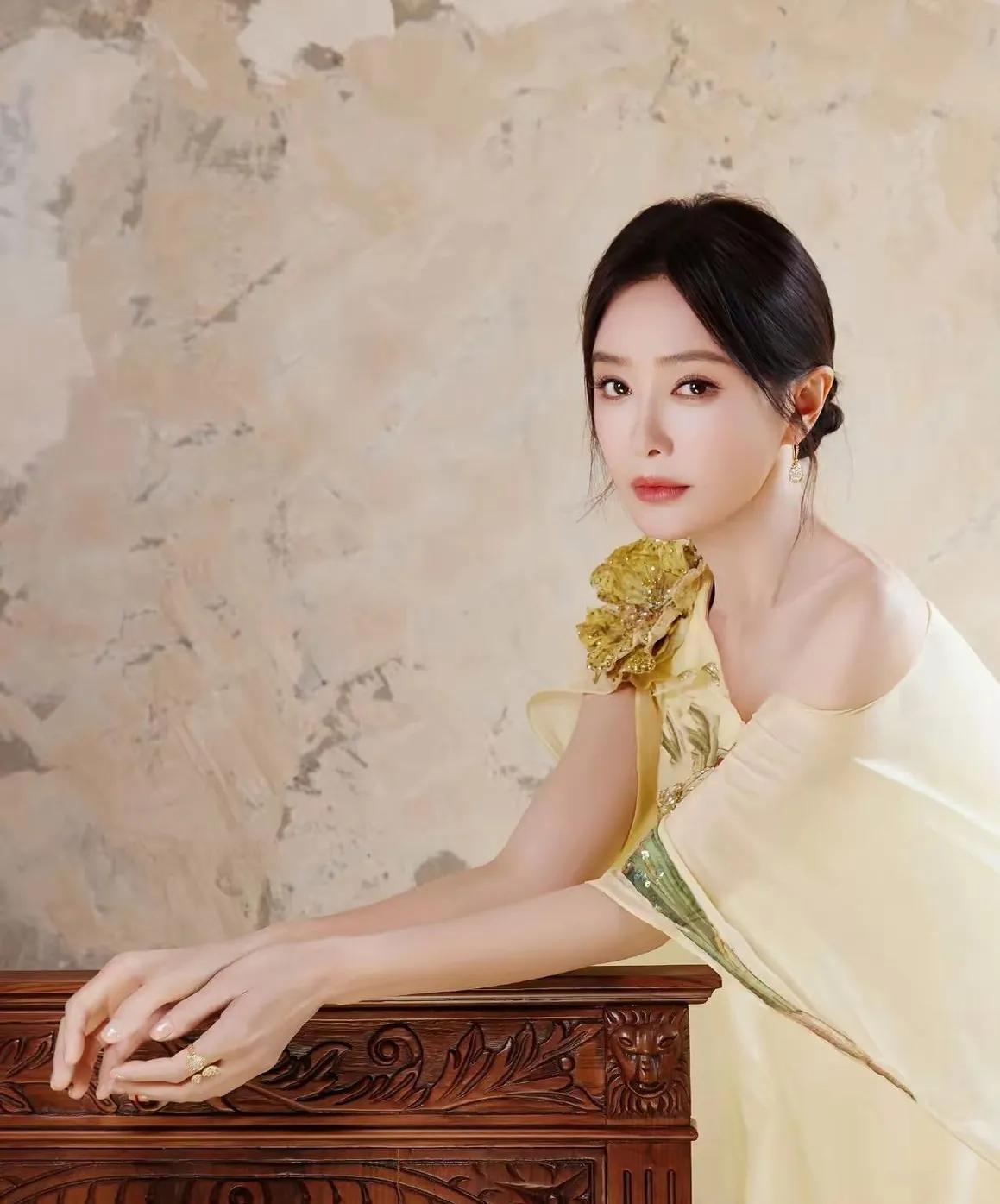 秦岚春晚造型美出新高度！✨一袭淡黄露肩长裙，搭配飘逸纱质披风，肩部的金色刺绣花