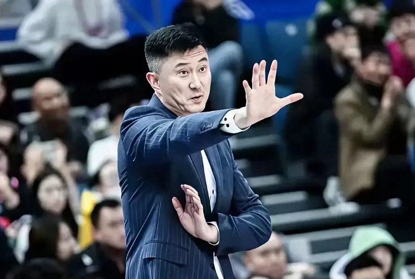 只说最后一分一秒钟，杜峰错得离谱。当时广东队领先3分进入倒计时，广东由萨姆纳同徐