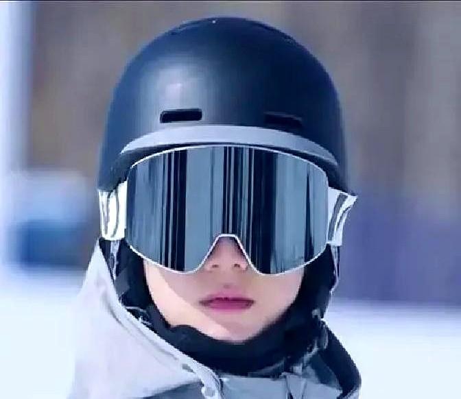 赖伟明演《骄阳似我》的庄序，把自己逼到雪堆后偷偷哭。《骄阳似我》在长白山拍雪