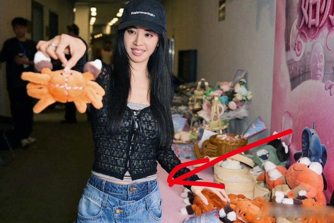 差点以为蔡依林套穿了两条牛仔裤呢，现在的设计总是喜欢搞点不一样的