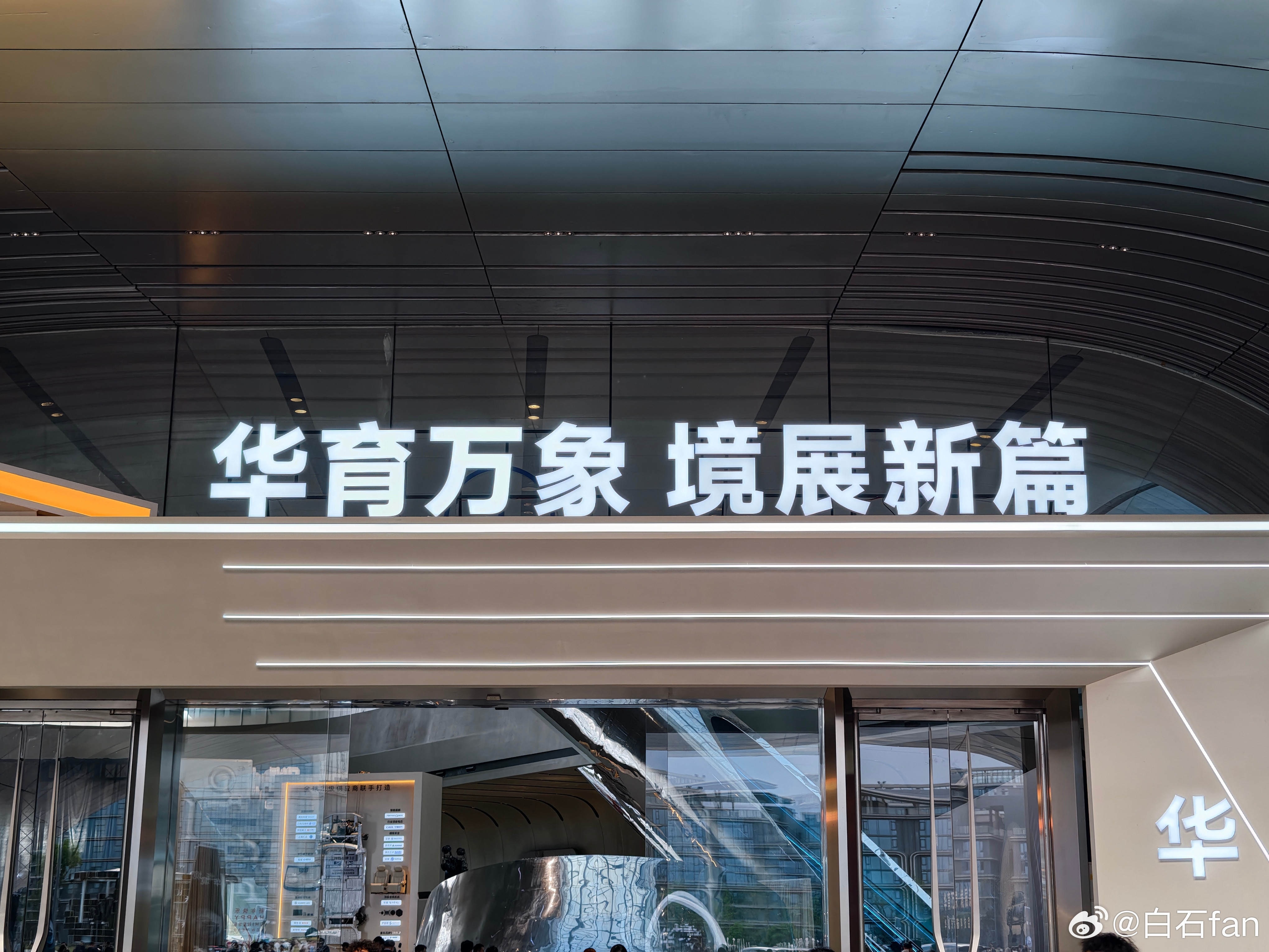 今晚的这一款大六座SUV综合产品力和成本控制平衡的很好它就是上汽通用五菱的宝骏华