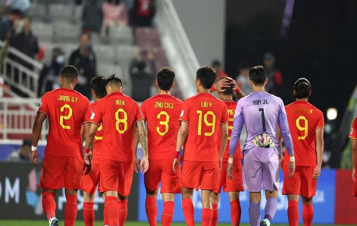 合同上写着“限薪300万”，他们笑得跟演员似的。欠薪9个月，最后跑去业余联赛日