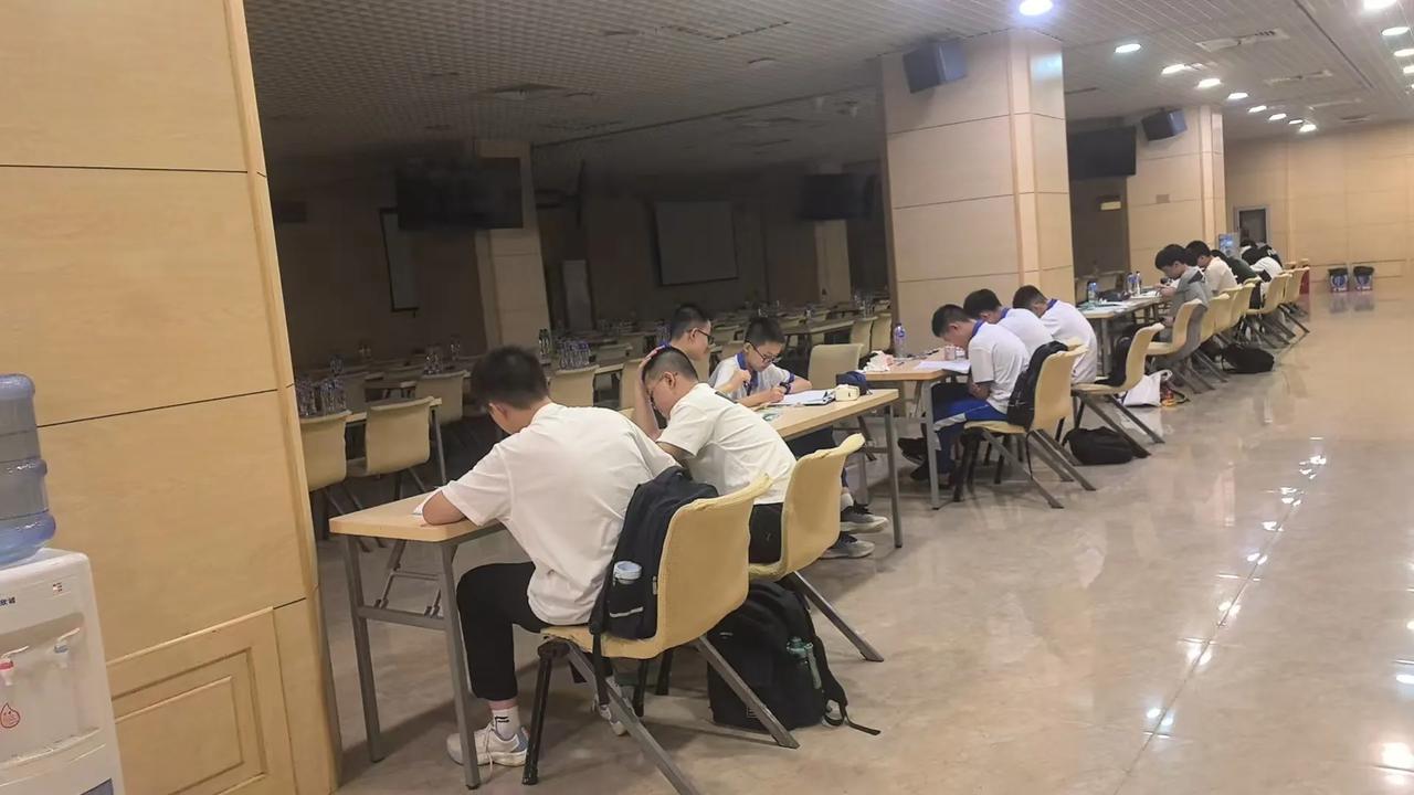 来围观下数学竞赛生暑假集训的训练日常，没有老师，都是自发的安静的自习，这是全