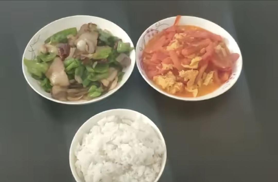 昨天我妈的娘家侄儿过来，空着手就来了。坐下来就是聊家常，我刚要去做饭，他说不用，