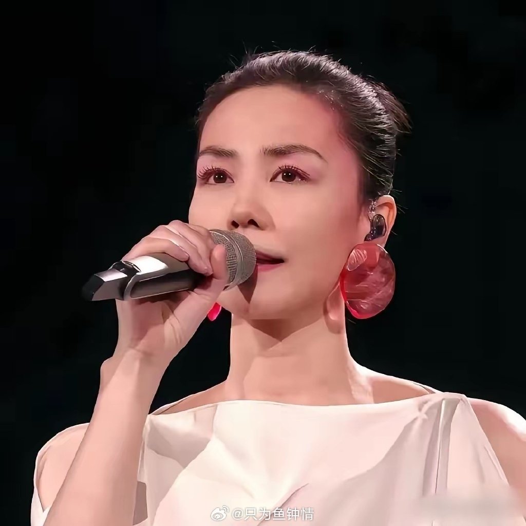 拍《港囧》时，徐峥邀请王菲唱主题曲，但是王菲不假思索就拒绝，徐峥不解:“为什么？