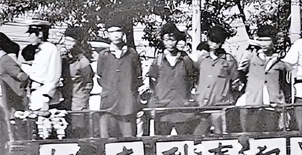 1983年，河北唐山市的一位解放军在乘坐公交车时，突然被一把菜刀砍中肩膀。为此，