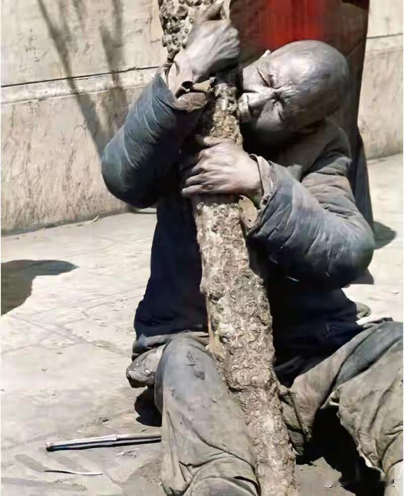 “副营长，你走不了了。”连长蹲在雪地里，盯着那只血肉模糊的左脚，半天憋出这一句