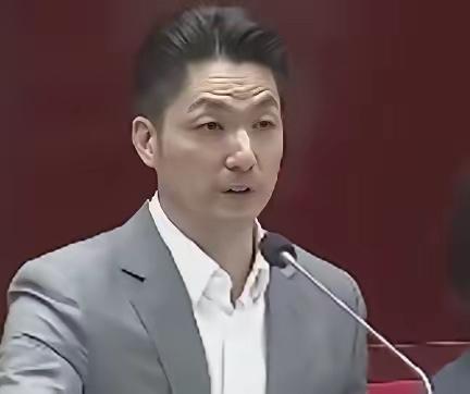 面对民进党批评，台北市长蒋万安今日受访时做出回击。骂街的市长不少，肯替市民问