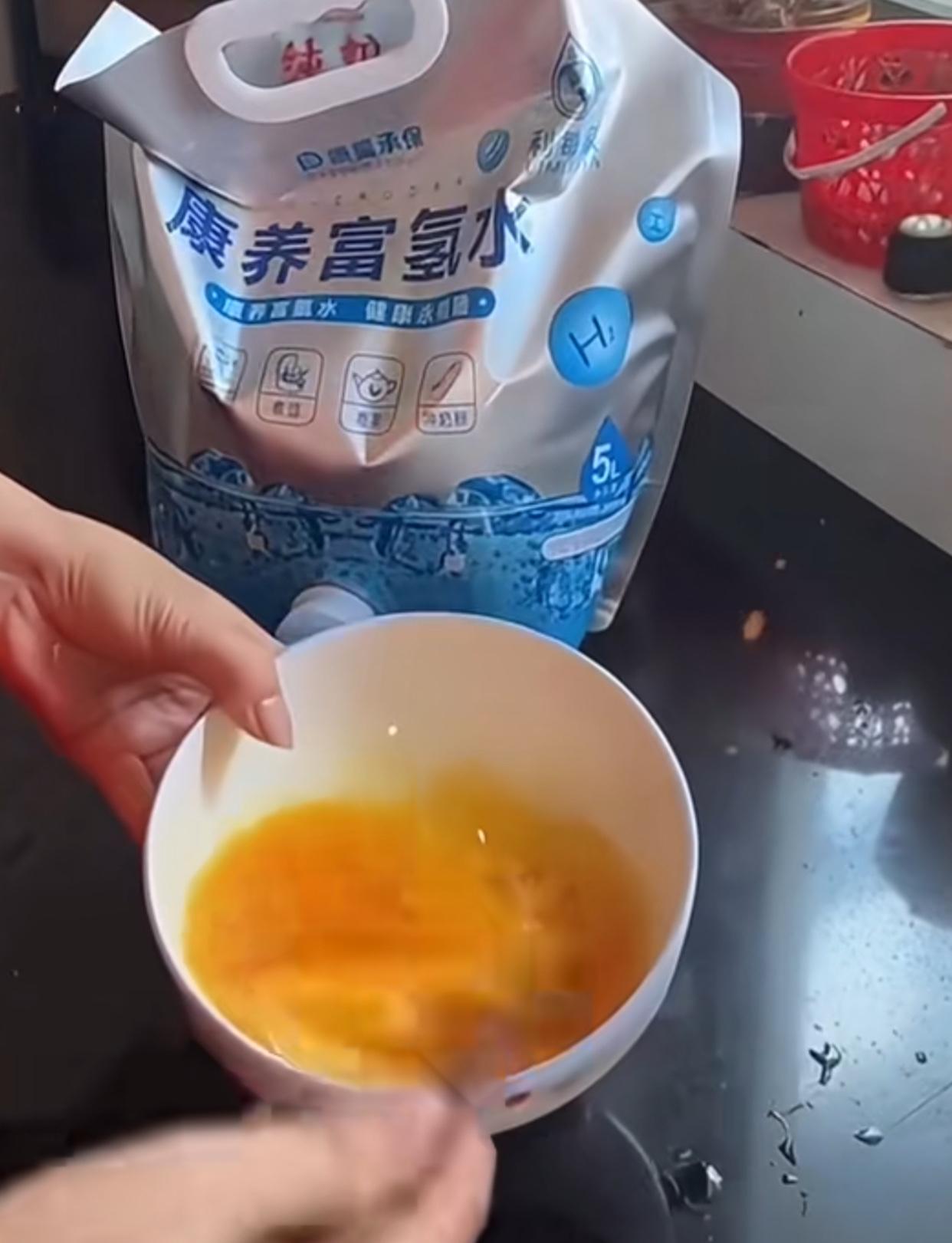 二姨又被大街上长得很“老实”的小伙子骗了！！这不，她这段时间总用富氢水做饭炒