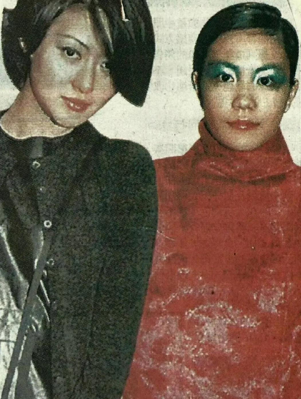 1998年，陈宝莲回港观看王菲的《唱游大世界》演唱会，在后台与对方留下珍贵合影。