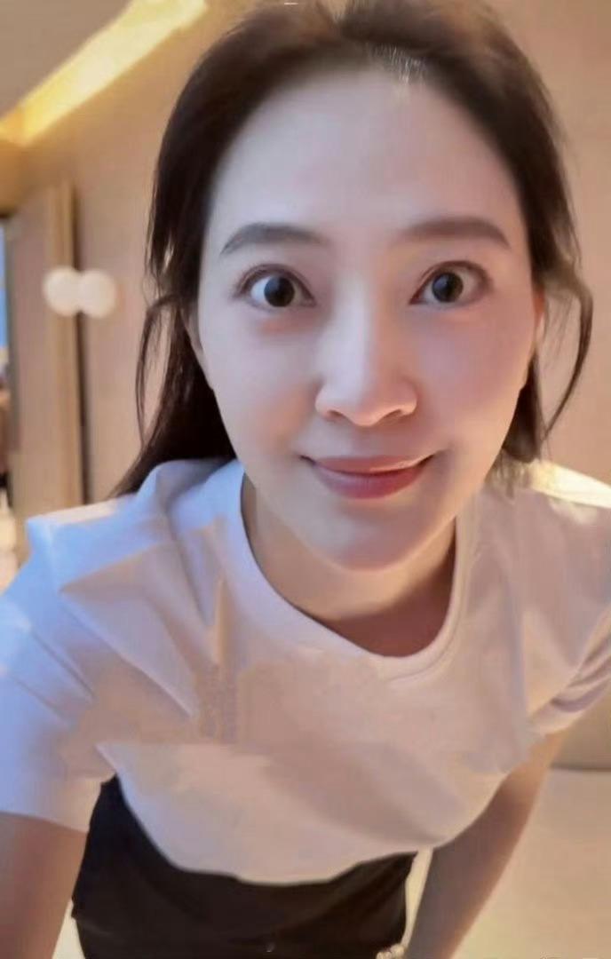 怪不得聂远不让她去上班，每个月给她300万，都已经是两个娃的的妈了，跟小姑娘似的