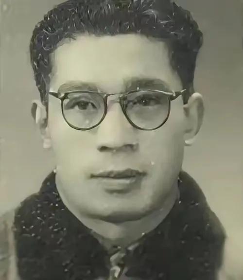 1946年的一个深夜，国军少将赵振宇端着枪闯进了地下党员陈默的杂货铺，冰冷的枪口