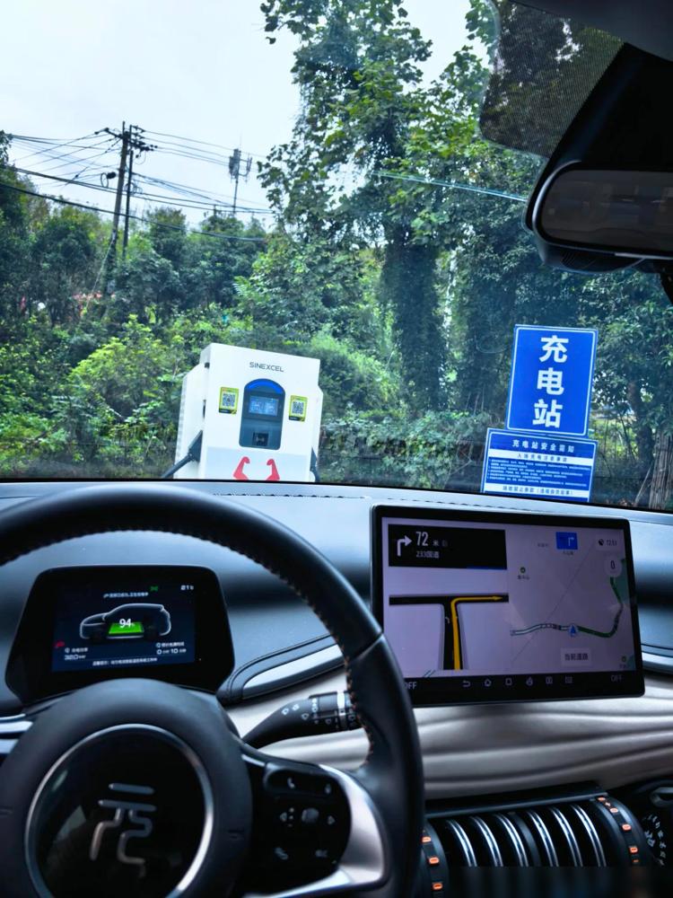 发现了一个新的商机，就是以后高速道口下方的村庄可以摆放很多的充电桩。先别急着