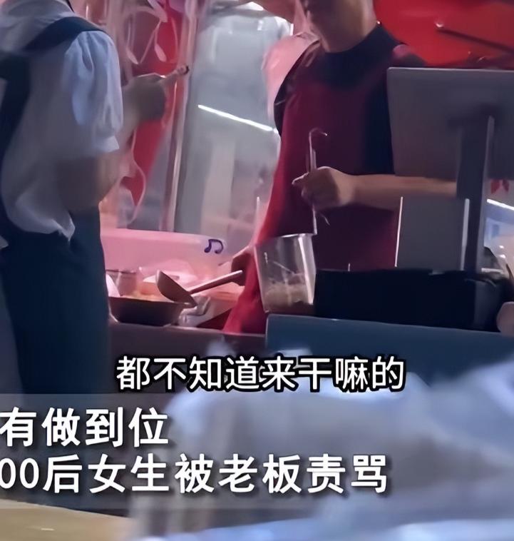 “真是反了天了！”广西两名00后女孩上班迟到，被老板娘当场训斥，她们没有争辩，直