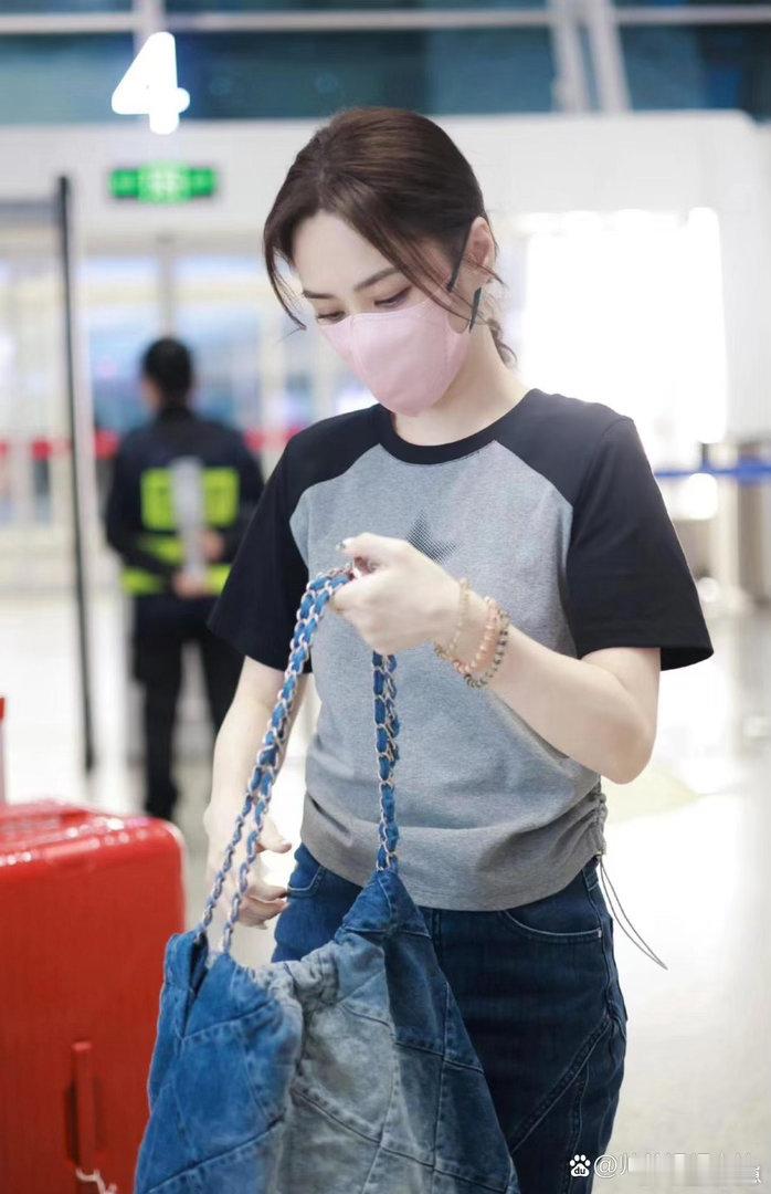 阿娇瘦身成功后时尚感爆棚！拼色短T恤搭配牛仔裤，简约随性还超减龄～