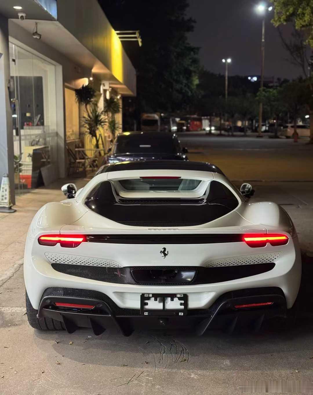 2024年上牌，法拉利296GTS，2000公里、白外白内，高定配色