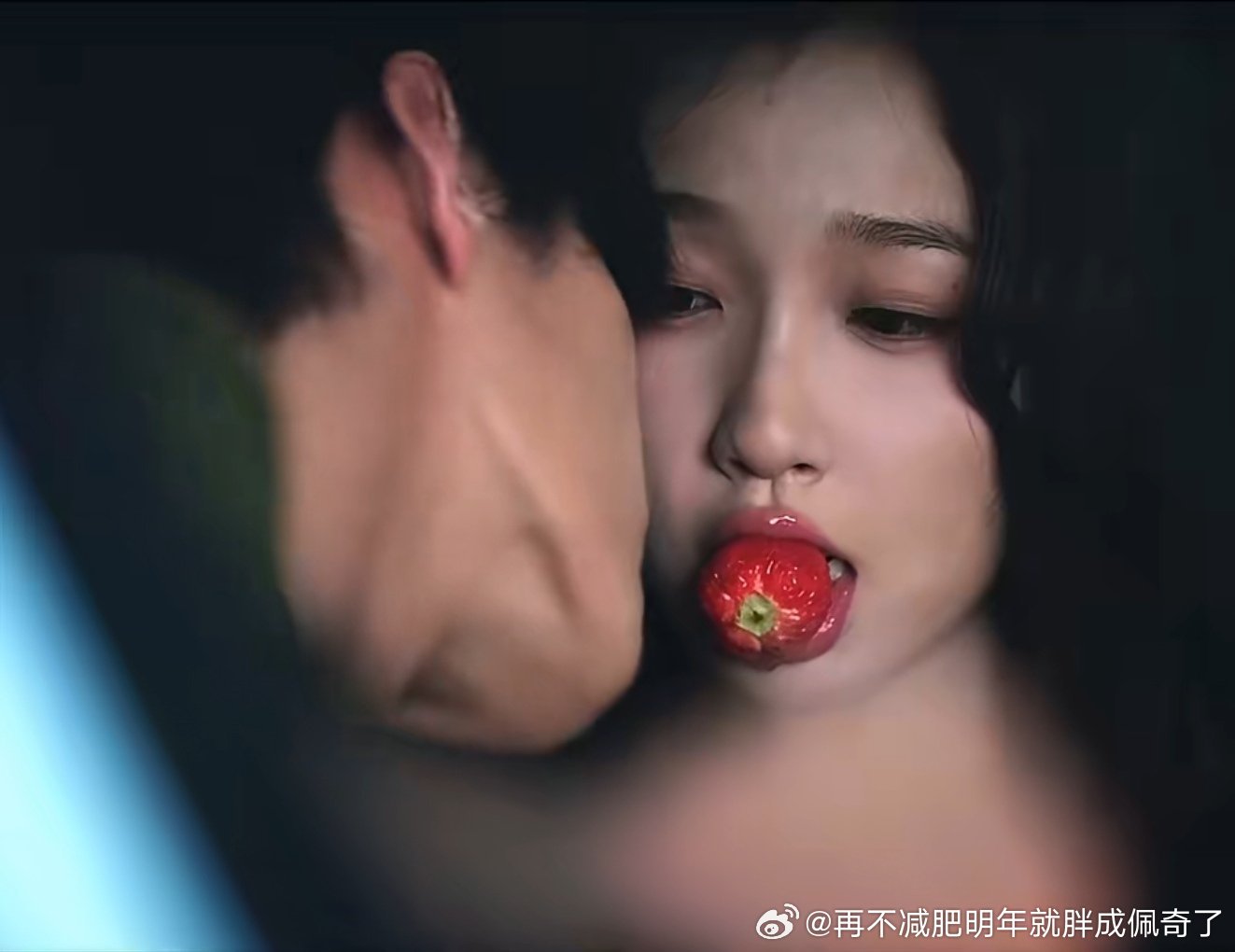 看双轨的每个切片都想说这女的长得太差了鼻梁还没肿眼泡和假睫毛高厚重的妆装嫩村姑少