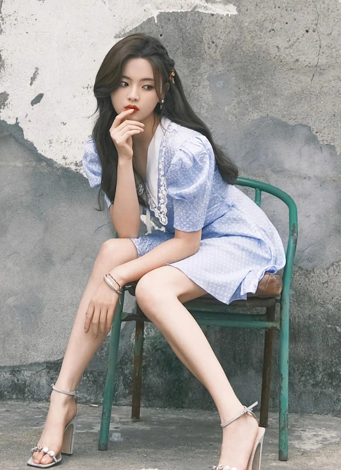 杨超越这个造型好美，性感美丽的玉足更美。