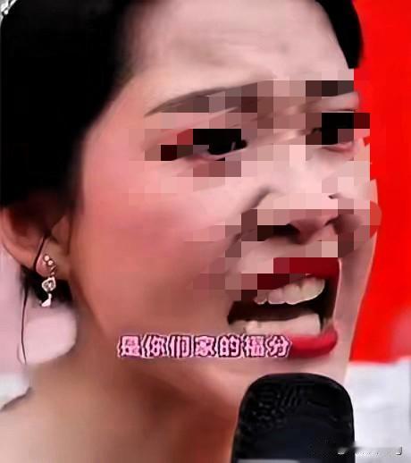 新郎这一脚，踹得太解气了！婚礼上新娘还没过门，就当众嚣张立规矩，要求婆婆尽心伺候