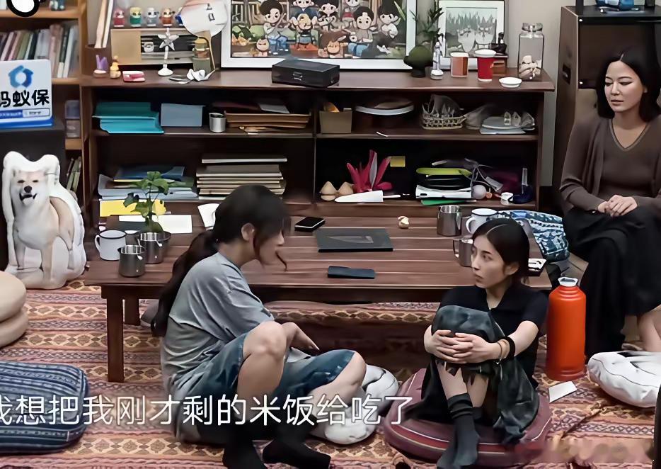马思纯笑饿了去吃饭了，张子枫直呼她跟马思纯是干饭人，马思纯：“我想把我刚才剩的米