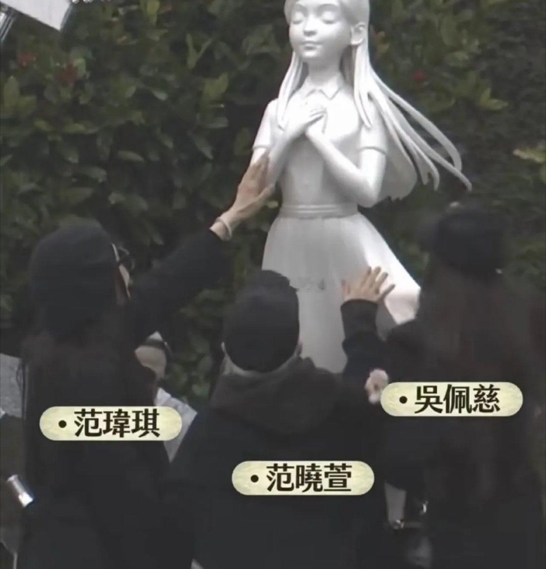 感觉阿雅和小s她们的关系，确实有点微妙啊！你看这张照片，除了贾永婕，剩下的人全是