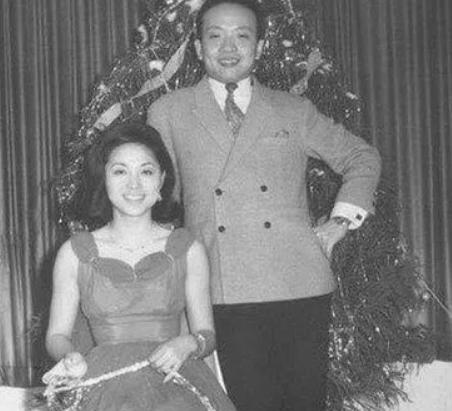 双胞胎儿子刚出生不久，章亚若却突然腹痛如绞。1942年，医生一针打下去后，她随即