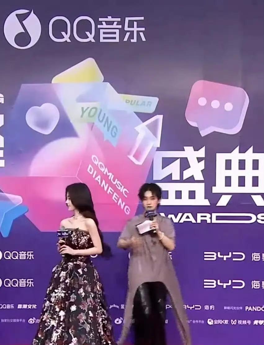 周震南：鞠婧祎下面是踩个平衡车吗？