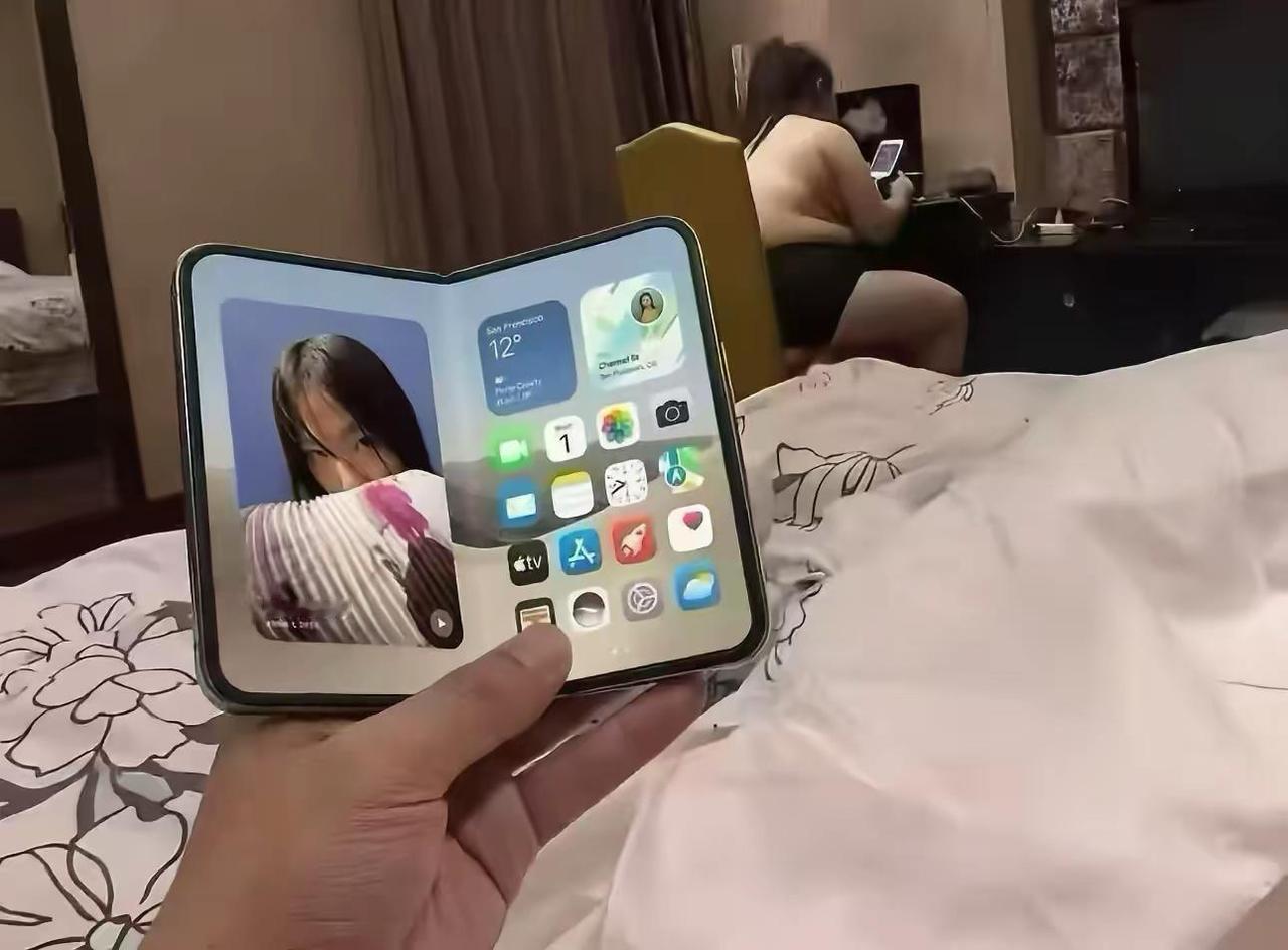 这手机用起来有点重呀折叠屏正确打开方式